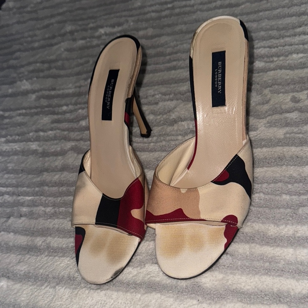 Burberry Red and Black Heels Elegant Design